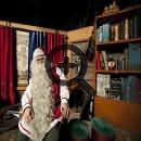 Санта Клаус в своём офисе