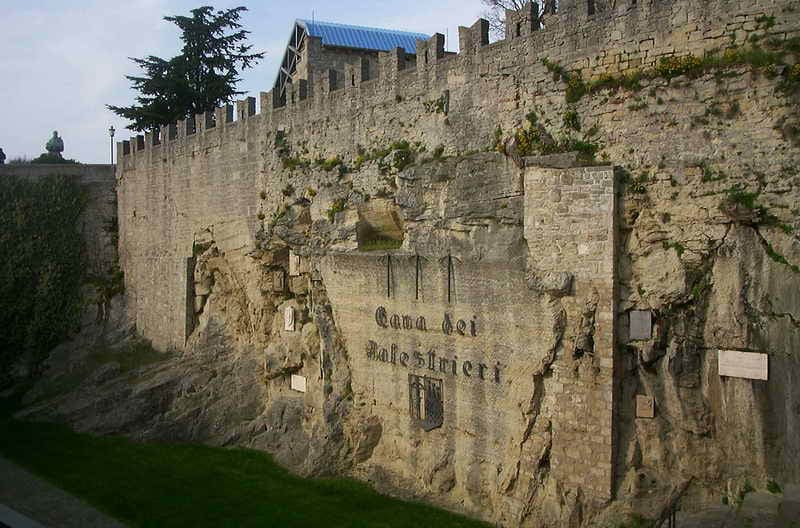 San story. Сан-Марино стены. Сан Марино в 4 веке. Городская стена 10-11 века. Дни средневековья в Сан Марино.