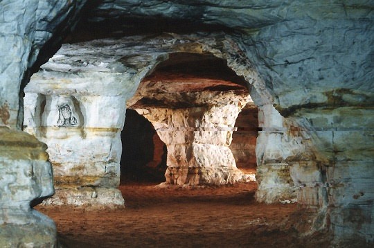 Саблино: удивительные пещеры и подземные озер