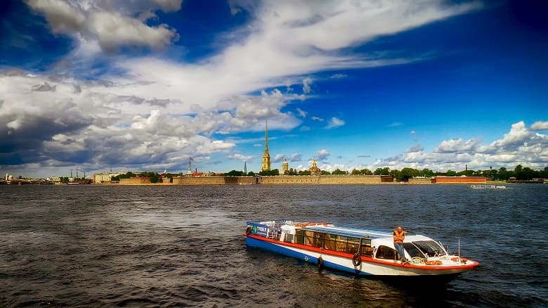 Водные прогулки по рекам и каналам Санкт-Петербурга