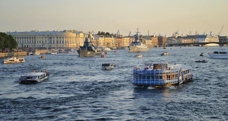 Водные прогулки по рекам и каналам Санкт-Петербурга