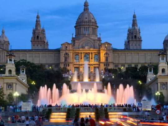Поющие фонтаны Барселоны: разноцветные брызги музыки